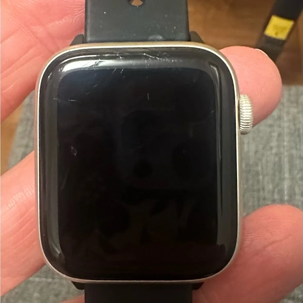 Apple SE Watch with trendy Black Band and Silver Case - GPS + cellular